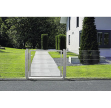 Gartentor aus Doppelstabmatte in einer Zaunanlage vor einem Haus mit gepflastertem Weg und Rasen.