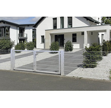 Zweiflügeliges Doppelstabmatten-Einfahrtstor und passender Zaun vor einem modernen Wohnhaus mit Kiesgarten und Sträuchern.
