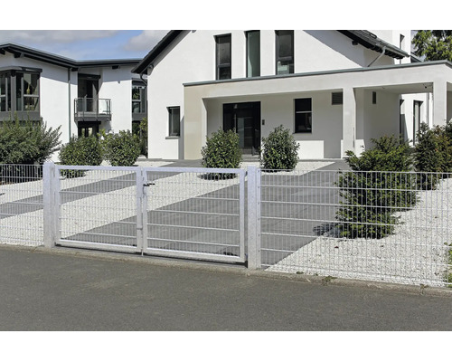 Zweiflügeliges Einfahrtstor und Doppelstabmattenzaun aus verzinktem Metall vor einem modernen Wohnhaus.