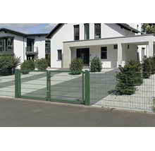Zweiflügeliges Hoftor und Zaun aus grünem Doppelstabmatten-Metall vor einem modernen Haus mit weißer Fassade und Kiesgarten.