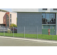 Moderner Doppelstabmattenzaun aus Metall zur Grundstücksabgrenzung vor einem Gebäude mit Rasenfläche.