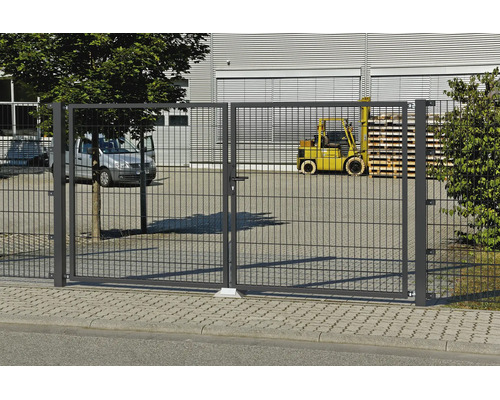 Zweiflügeliges Hoftor aus Doppelstabmatten auf einem Betriebsgelände mit Lieferwagen und Gabelstapler im Hintergrund.