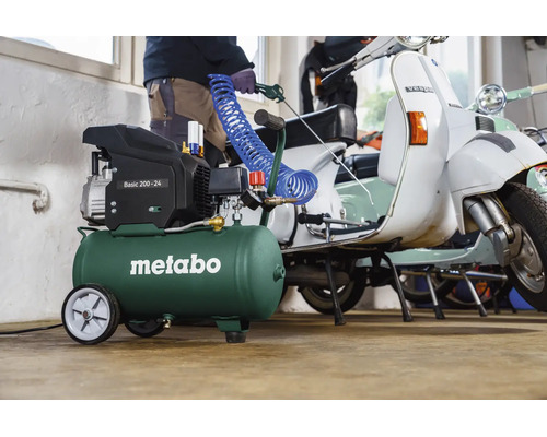 Mobiler Metabo Basic 200-24 Kompressor mit Druckluftschlauch in einer Werkstatt neben einem Motorroller.