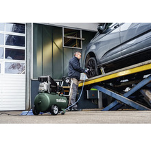 Metabo Kompressor in einer Werkstatt beim Reifenwechsel an einem Auto auf einer Hebebühne.