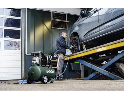 Metabo Kompressor in einer Werkstatt beim Reifenwechsel an einem Auto auf einer Hebebühne.