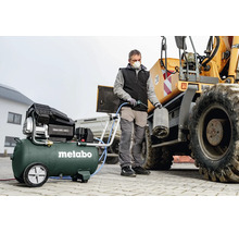 Person reinigt einen Luftfilter eines Baufahrzeugs mit einem Metabo Kompressor Basic 400-50 V.