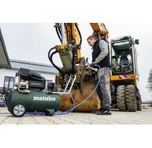 Metabo Kompressor Basic 400-50 V bei der Wartung eines Baggers mit einer Druckluft-Fettpresse.