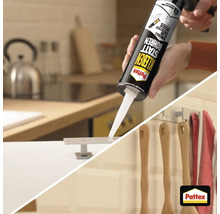 Pattex Kleben statt Bohren Montagekleber wird auf ein Metallteil in einer hellen Küche aufgetragen. Pattex Logo.