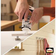 Hände tragen Pattex Montagekleber auf Metallhaken auf, montierte Hakenleiste mit Küchenutensilien an Fliesenwand, Pattex Logo.