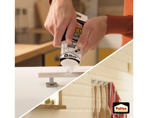 Hände tragen Pattex Montagekleber auf Metallhaken auf, montierte Hakenleiste mit Küchenutensilien an Fliesenwand, Pattex Logo.