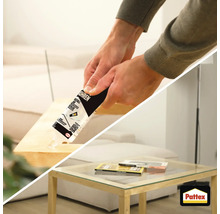 Hände tragen Pattex Klebstoff auf eine Holzkante auf, helles Wohnzimmer mit Glastisch und Sofa im Hintergrund, Pattex Logo.