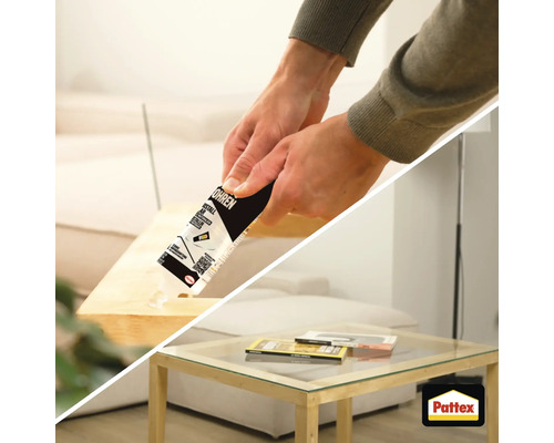 Hände tragen Pattex Klebstoff auf eine Holzkante auf, helles Wohnzimmer mit Glastisch und Sofa im Hintergrund, Pattex Logo.