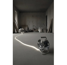 LED-Lichtschlauch auf einer Kabeltrommel, 25 Meter lang, leuchtend auf einem Betonboden in einem Rohbau.