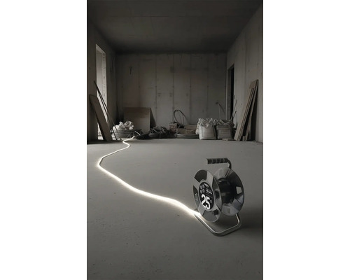 LED-Lichtschlauch auf einer Kabeltrommel, 25 Meter lang, leuchtend auf einem Betonboden in einem Rohbau.