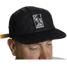 Schwarze 5-Panel-Cap mit flachem Schirm und Hornbach Logo auf der Vorderseite.