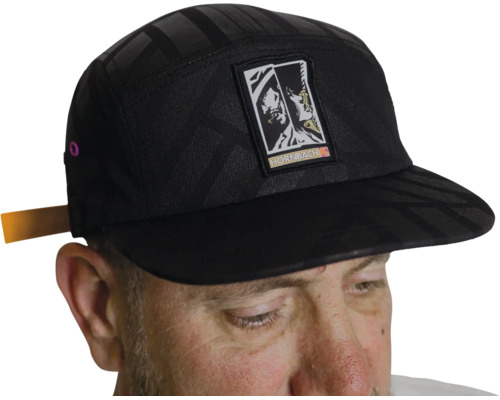 Schwarze 5-Panel-Cap mit flachem Schirm und Hornbach Logo auf der Vorderseite.