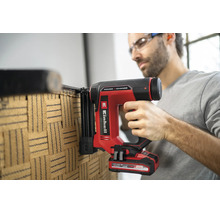 Einhell Akku-Nagler Power X-Change wird zur Befestigung von Polstergurten an einem Möbelstück verwendet.