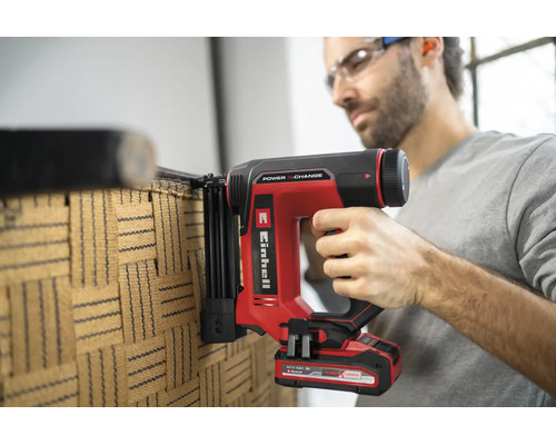 Einhell Akku-Nagler Power X-Change wird zur Befestigung von Polstergurten an einem Möbelstück verwendet.