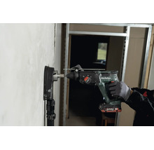 Metabo Akku-Kombihammer KH 18 LTX 24 im Einsatz mit einer Staubabsaugung an einer Wand.