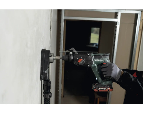 Metabo Akku-Kombihammer KH 18 LTX 24 im Einsatz mit einer Staubabsaugung an einer Wand.