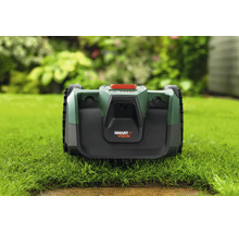 Moderner Bosch Mähroboter mit Smart Vision Technologie auf einer Rasenfläche in einem hellen Garten.