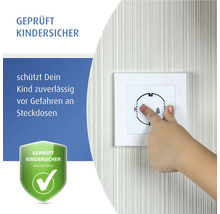 Kinderhand berührt eine Steckdose mit integrierter Kindersicherung. Siegel bestätigt geprüfte Kindersicherheit.