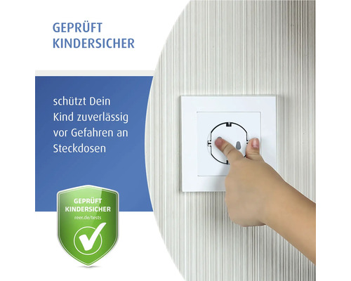 Kinderhand berührt eine Steckdose mit integrierter Kindersicherung. Siegel bestätigt geprüfte Kindersicherheit.