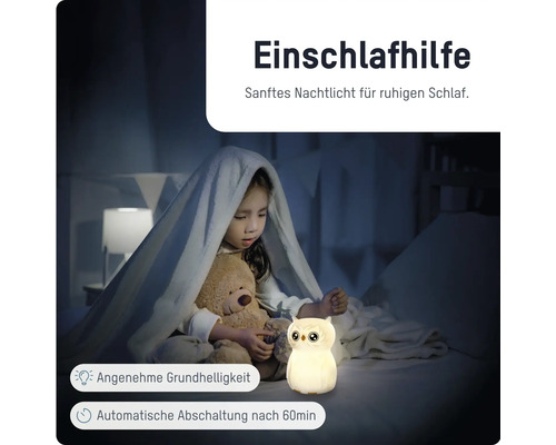 Kind im Bett mit Kuscheltier und leuchtendem Eulen-Nachtlicht als Einschlafhilfe mit automatischer Abschaltung nach 60 Minuten.