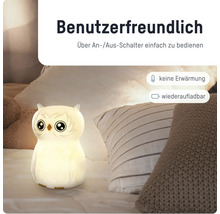 LED Nachtlicht in Eulenform auf einem Bett, wiederaufladbar und ohne Erwärmung, mit einfachem Ein-Aus-Schalter.