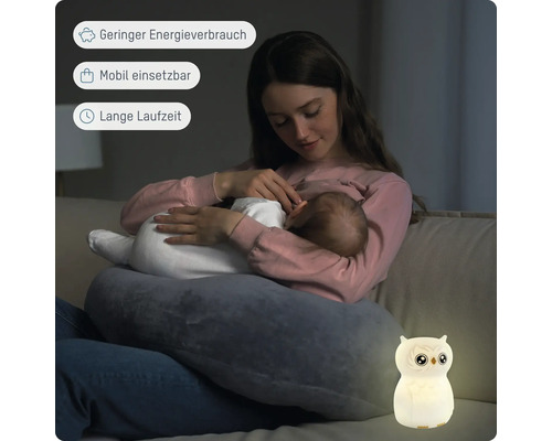 Eulen-Nachtlicht neben einer stillenden Mutter auf einem Sofa, geringer Energieverbrauch, mobil einsetzbar und lange Laufzeit.