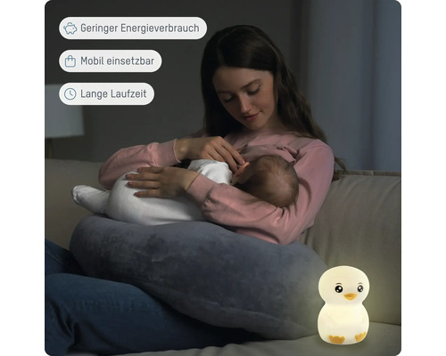 Stillende Frau mit Baby und Enten-Nachtlicht. Hinweise auf geringen Energieverbrauch, mobile Einsetzbarkeit und lange Laufzeit.