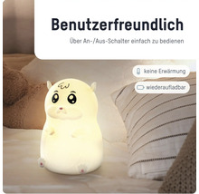 Benutzerfreundliches Nachtlicht in Hamsterform auf einem Bett, einfach bedienbar, aufladbar und ohne Wärmeentwicklung.