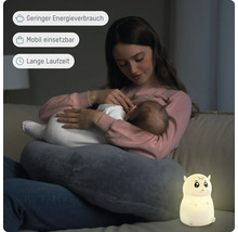 Frau stillt Baby auf Sofa, daneben leuchtet ein Hamster-Nachtlicht. Geringer Energieverbrauch, mobil einsetzbar und lange Laufzeit.