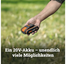 Hand hält einen 20 Volt Akku in einem hellen Garten. Text: Ein 20 Volt Akku – unendlich viele Möglichkeiten.