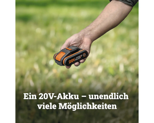 Hand hält einen 20 Volt Akku in einem hellen Garten. Text: Ein 20 Volt Akku – unendlich viele Möglichkeiten.