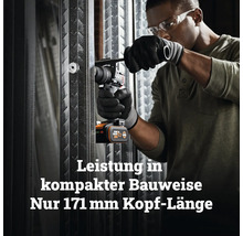 Handwerker nutzt kompakten Worx 20 Volt Akku-Bohrschrauber mit 171 Millimeter Kopflänge an einem Metallprofil.