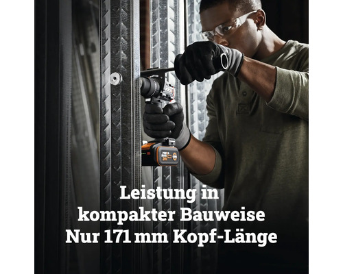Handwerker nutzt kompakten Worx 20 Volt Akku-Bohrschrauber mit 171 Millimeter Kopflänge an einem Metallprofil.