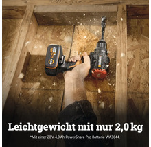 Worx Akku-Bohrschrauber beim Bohren in eine Holzkonstruktion, Gewicht 2,0 Kilogramm inklusive 20 Volt Akku.