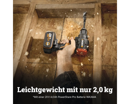 Worx Akku-Bohrschrauber beim Bohren in eine Holzkonstruktion, Gewicht 2,0 Kilogramm inklusive 20 Volt Akku.
