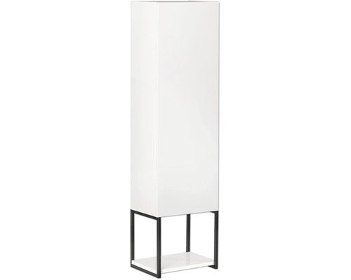 Hoher weißer Badezimmerschrank mit griffloser Tür und schwarzem Metallgestell mit Ablageboden.