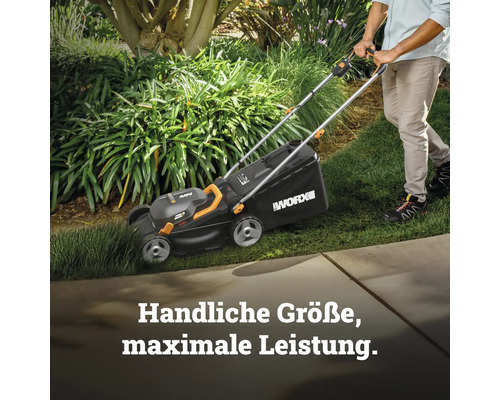 Eine Person schiebt einen schwarzen WORX 40 Volt Akku-Rasenmäher über eine grüne Rasenfläche in einem hellen Garten.