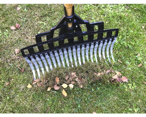 Fächerbesen zum Entfernen von Laub und Moos auf einer Rasenfläche