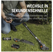 Eine Person wechselt ohne Werkzeug zwischen Rasentrimmer- und Heckenscherenaufsatz eines Husqvarna Gartengeräts mit Akku auf einer Rasenfläche.