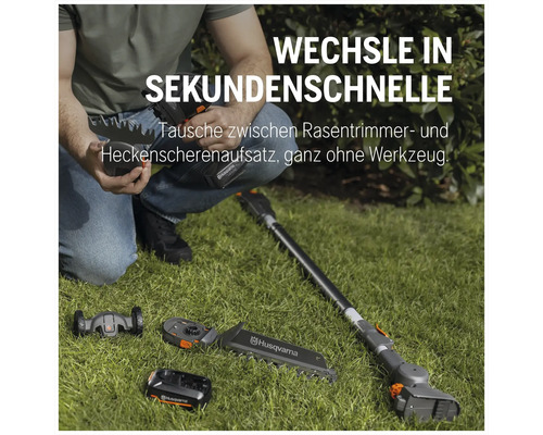 Eine Person wechselt ohne Werkzeug zwischen Rasentrimmer- und Heckenscherenaufsatz eines Husqvarna Gartengeräts mit Akku auf einer Rasenfläche.