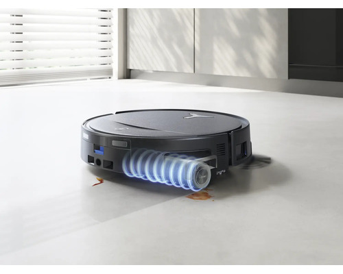 Saug- und Wischroboter in einem hellen Raum beim Reinigen von Verschmutzungen auf dem Boden mit ausfahrbarer Kantenreinigungsfunktion.