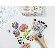 Marabu Window Color Set Sweeties beim Bemalen einer Folie mit Fensterfarben und niedlichen Motiven wie Panda und Donut.