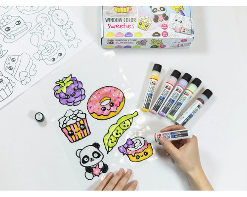 Marabu Window Color Set Sweeties beim Bemalen einer Folie mit Fensterfarben und niedlichen Motiven wie Panda und Donut.