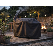 Abdeckhaube für Grill auf einer Terrasse im Garten mit Feuerschale und Lichterkette.