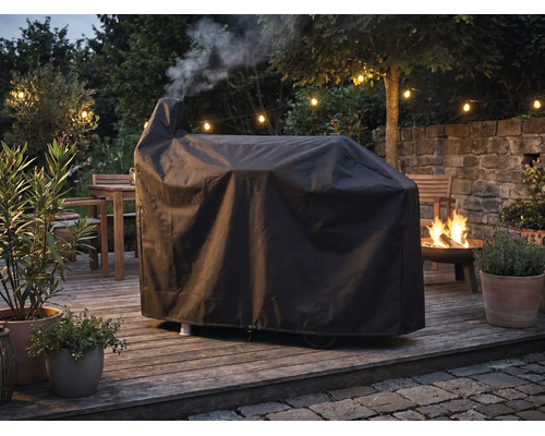 Abdeckhaube für Grill auf einer Terrasse im Garten mit Feuerschale und Lichterkette.