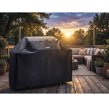 Tenneker Grill-Abdeckhaube auf einer Terrasse bei Regen, wasserabweisendes Material, im Hintergrund Lounge-Möbel und Lichterkette.